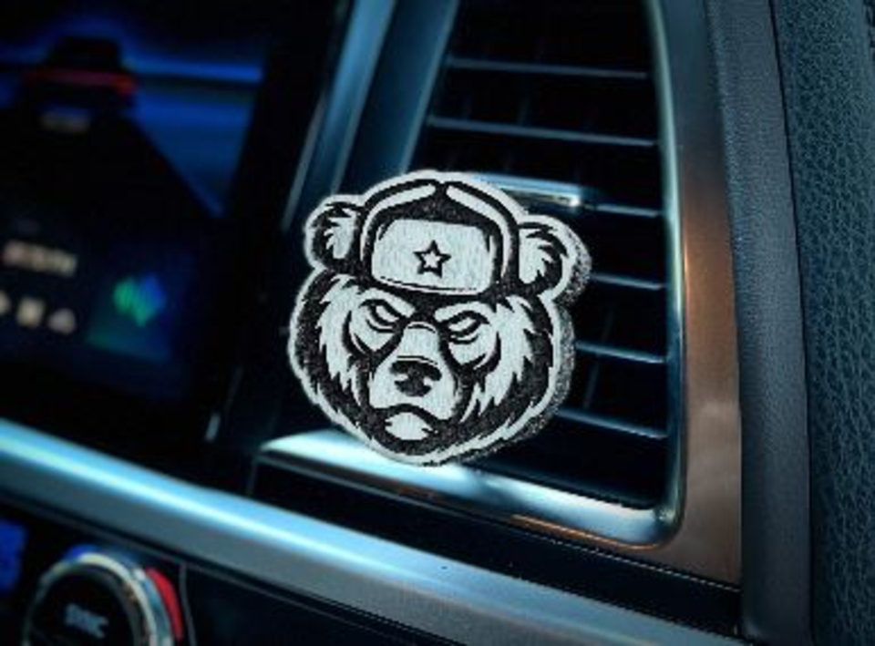 Дефлектор на магните Медведь в шапке черно-белый